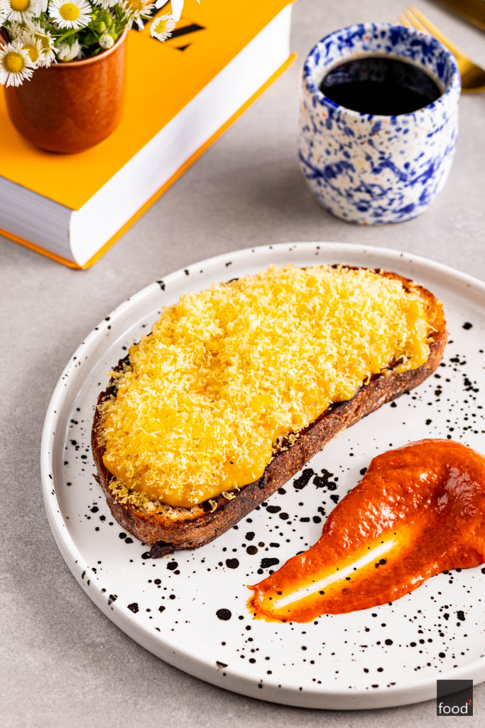 Grzanki z kremową jajecznicą i sezonowanym żółtkiem