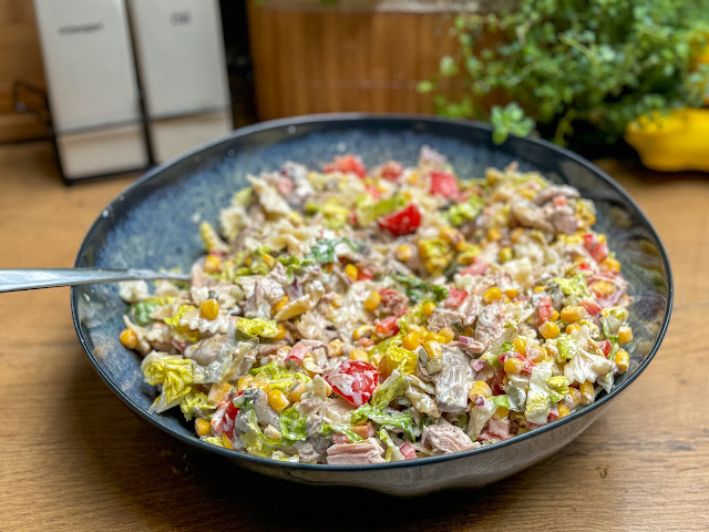 Sałatka z tuńczykiem, kaparami i makaronem