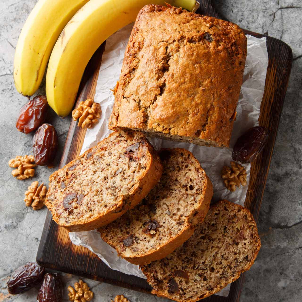 Chlebek bananowy z daktylami i orzechami