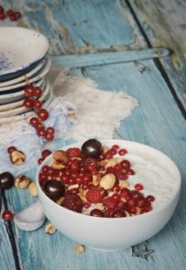 Jogurt z owocami i orzechami
