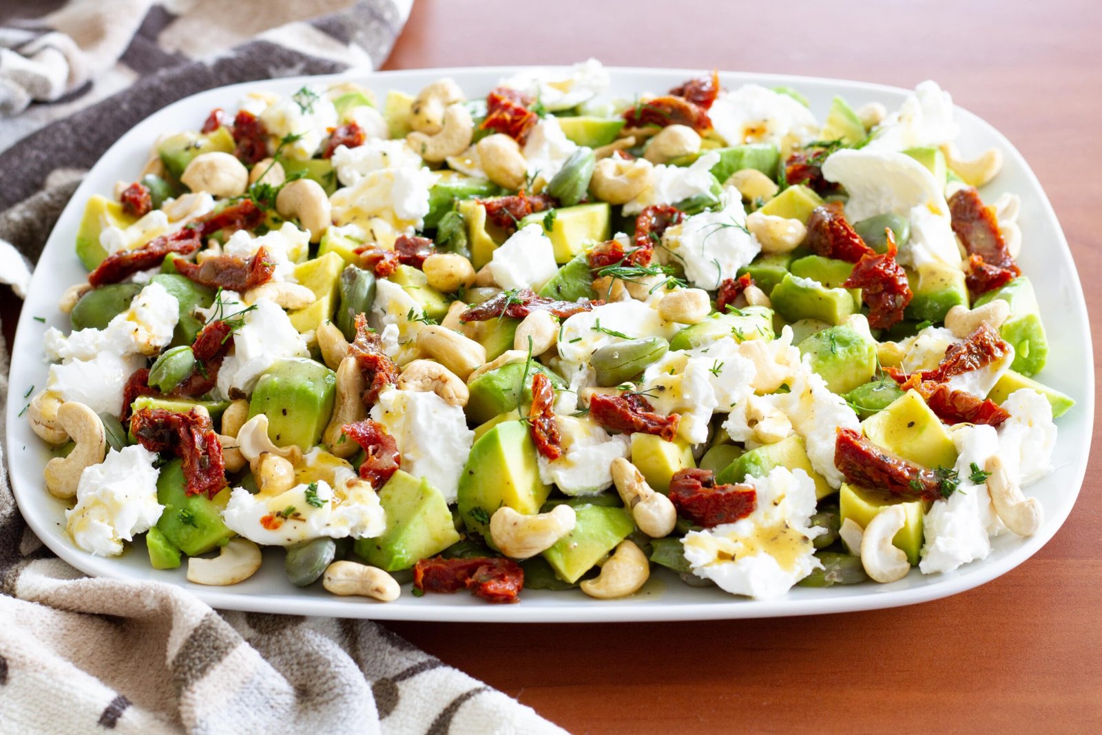 Sałatka z bobem, awokado i burratą