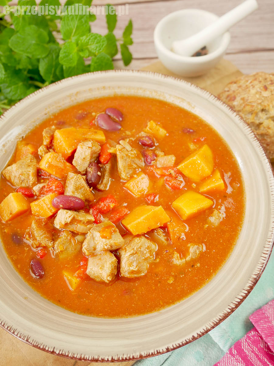 Gulaszowa z indykiem i batatami  – prosty pomysł na obłędny w smaku obiad