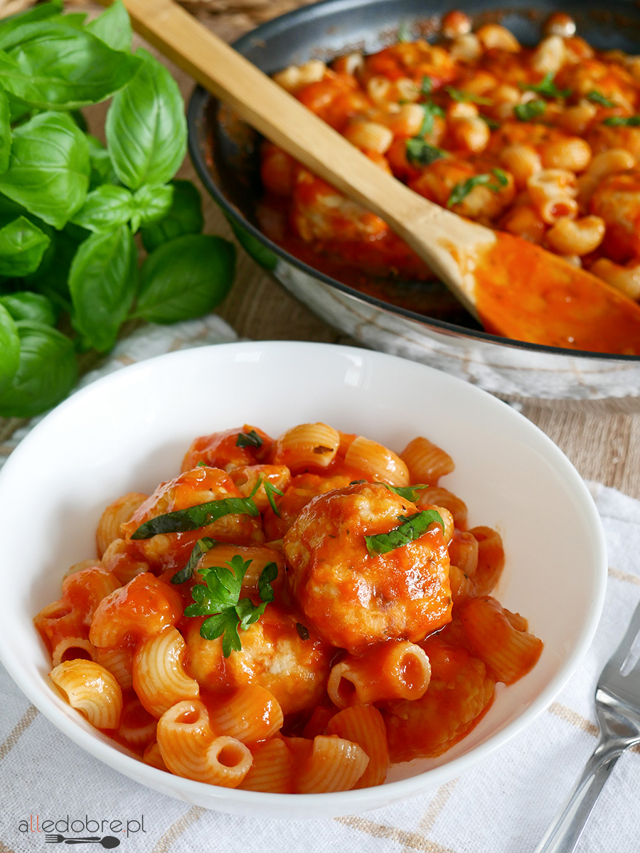 Pulpety z makaronem w sosie pomidorowym