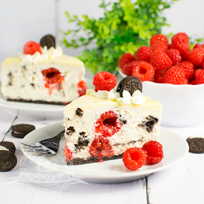 Sernik Oreo z białą czekoladą i malinami