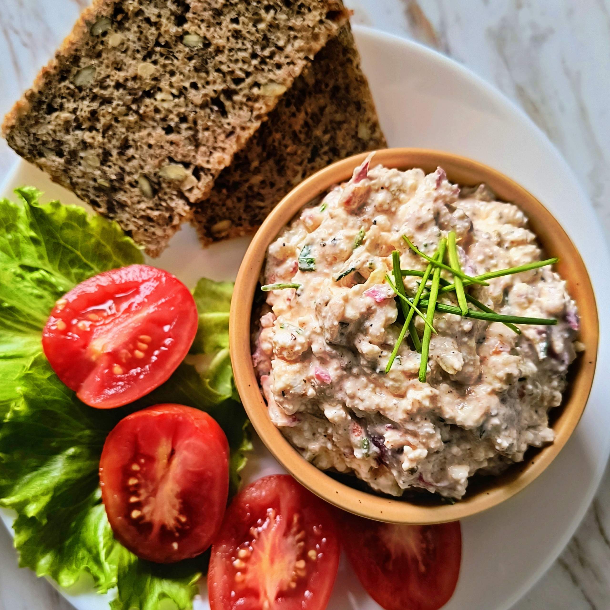 Śniadanowy twarożek z suszonymi pomidorami