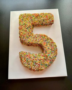 Tort cyfra w posypce