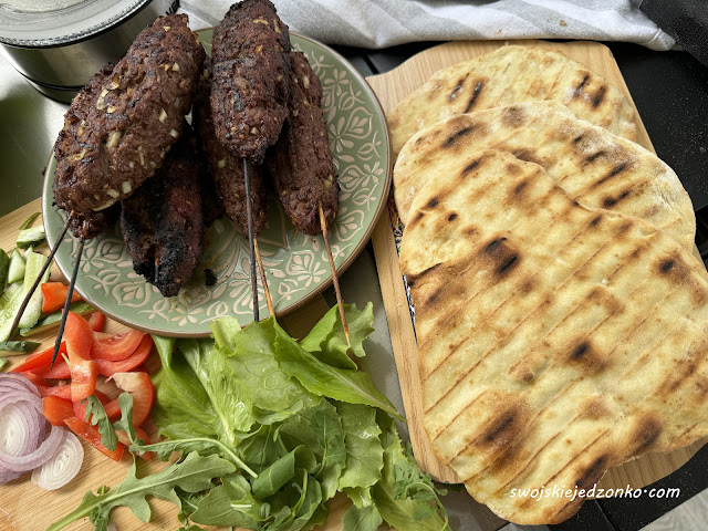 Kofty w podpłomykach na grilla