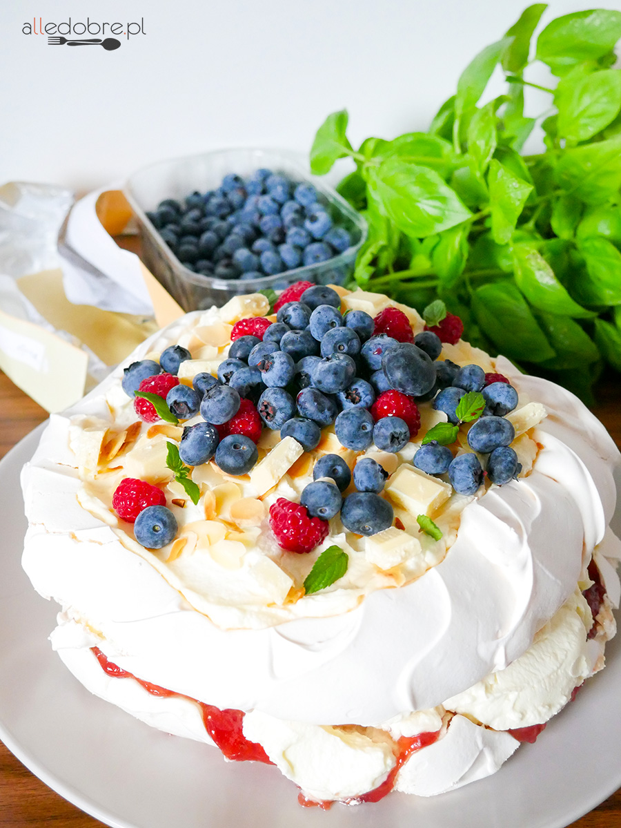 Tort bezowy z owocami