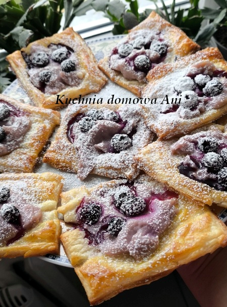 Ciastka francuskie z budyniem i borówkami