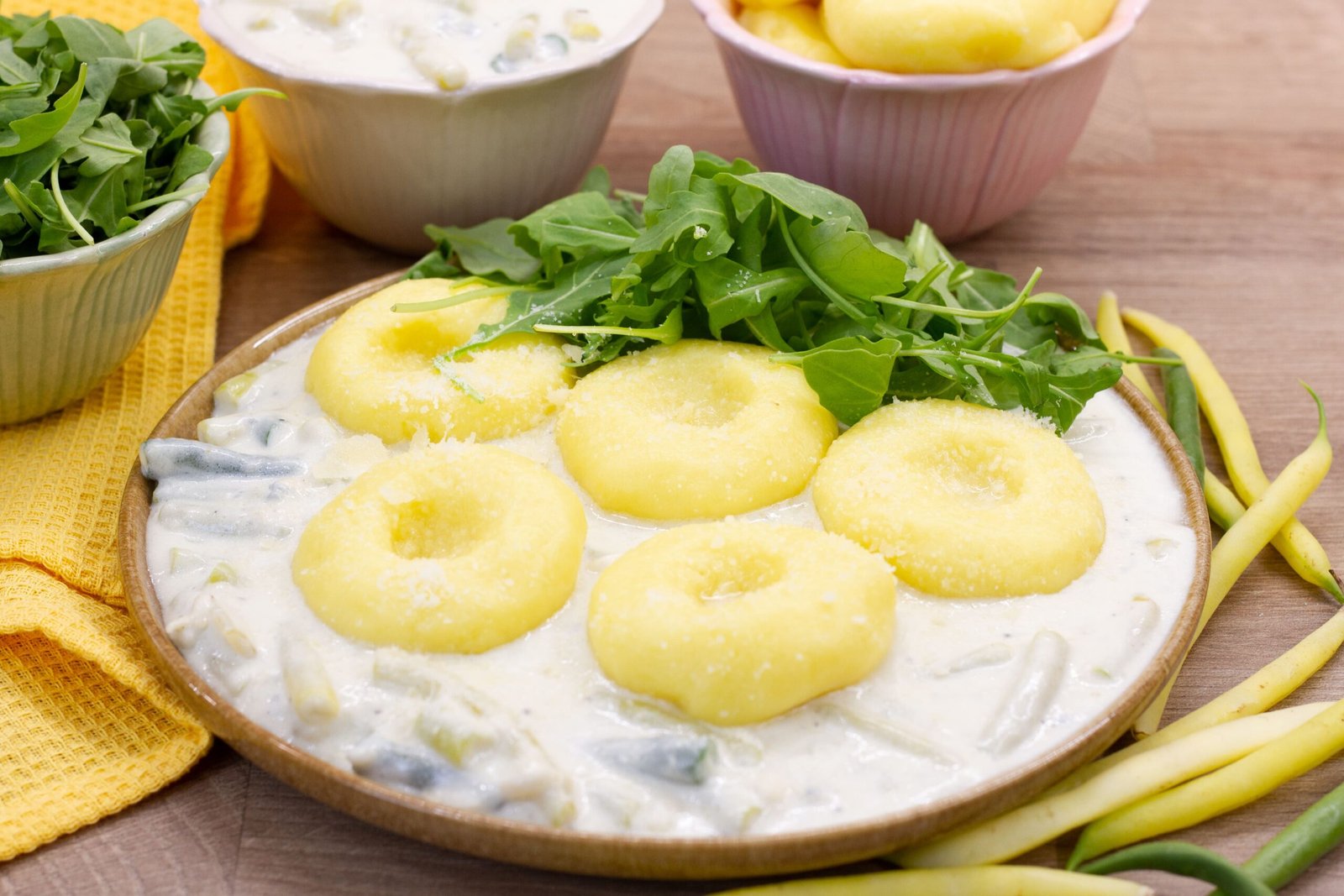 Fasolka szparagowa w sosie serowym z kluskami śląskimi