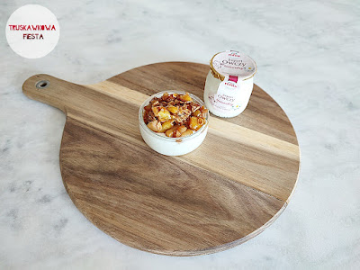 Prażona gruszka, morela, brzoskwinia z płatkami owsianymi i jogurtem owczym