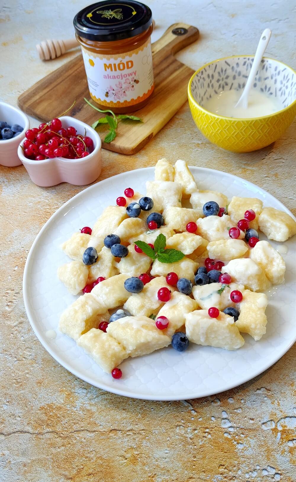 Leniwe kluski z miodowo-jogurtowym sosem