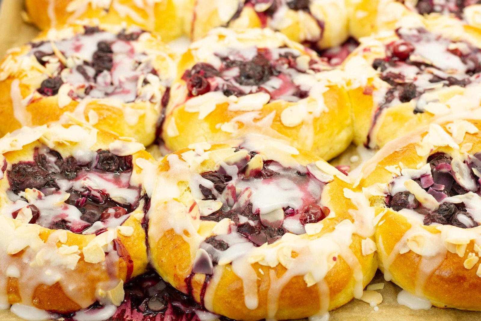 Drożdżówki z borówkami i agrestem