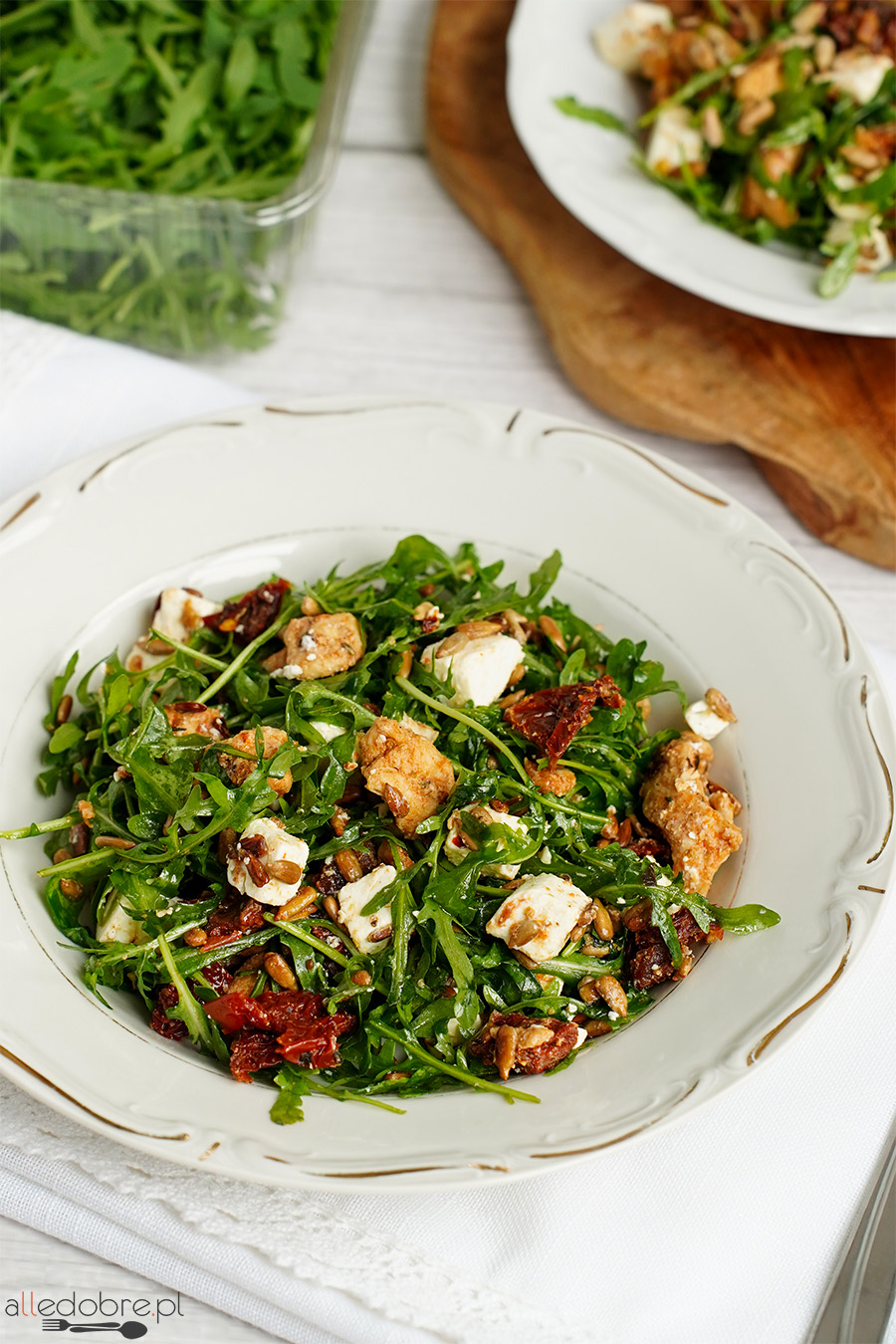 Sałatka z rukolą, serem feta i słonecznikiem