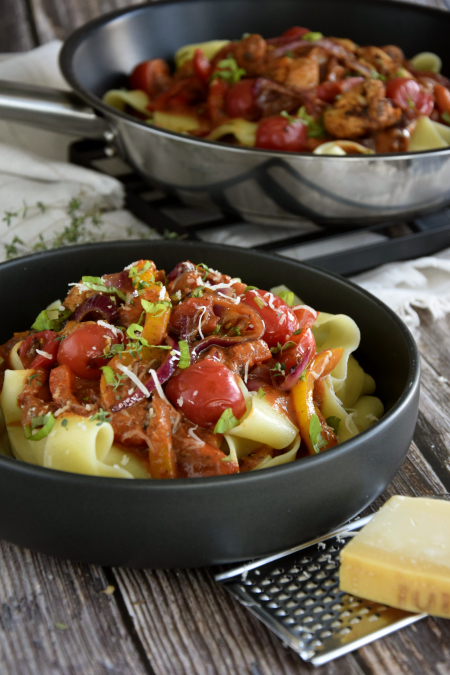 Kurczak z pomidorowym sosie z podpieczonymi warzywami