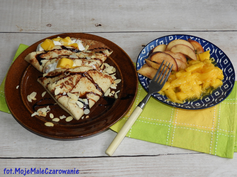 Migdałowo – owsiane naleśniki z mango i brzoskwiniami