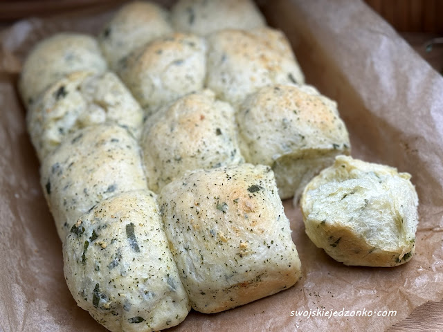 Bułeczki czosnkowo -ziołowe