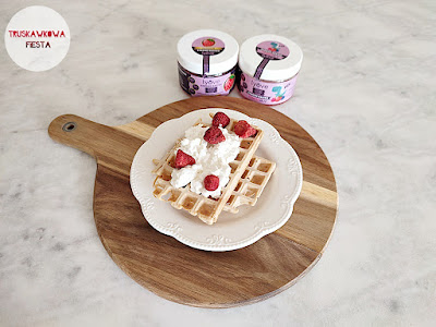 Pełnoziarniste gofry z owocami liofilizowanymi i serkiem wiejskim