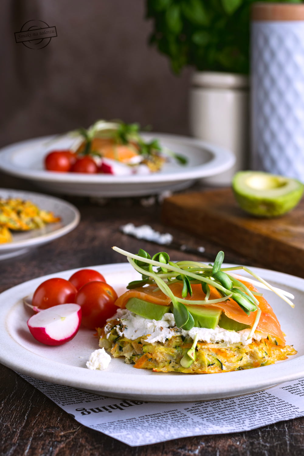Placki warzywne z twarożkiem i łososiem