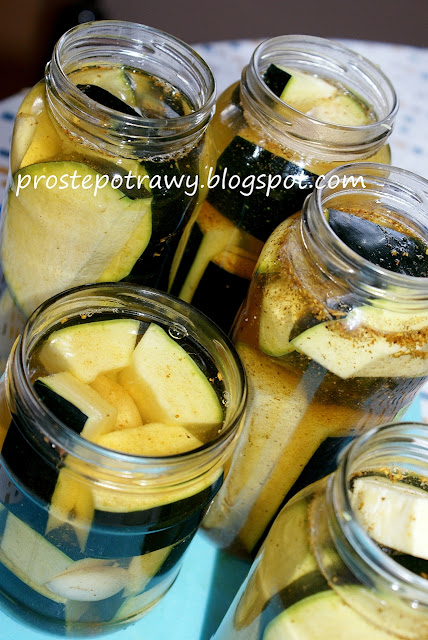 Cukinia marynowana w carry