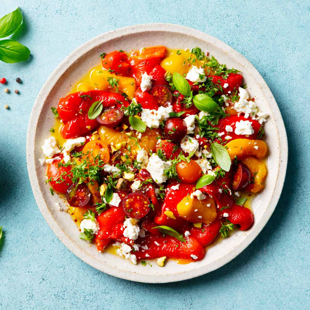 Sałatka z pomidorów, pieczonej papryki i fety