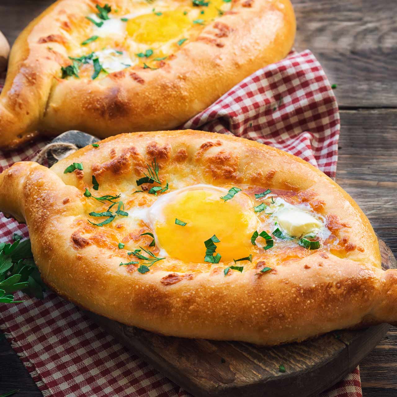 Chaczapuri przepis na tradycyjny gruziński placek z serem i jajkiem