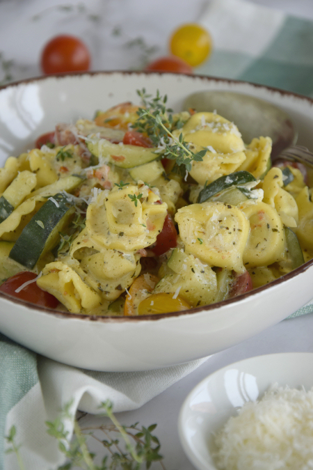 Kremowe tortellini z pomidorami i cukinią