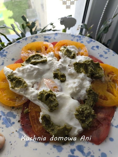 Pomidory z burratą i pesto