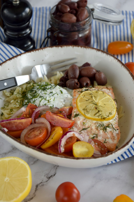 Grecki bowl z łososiem