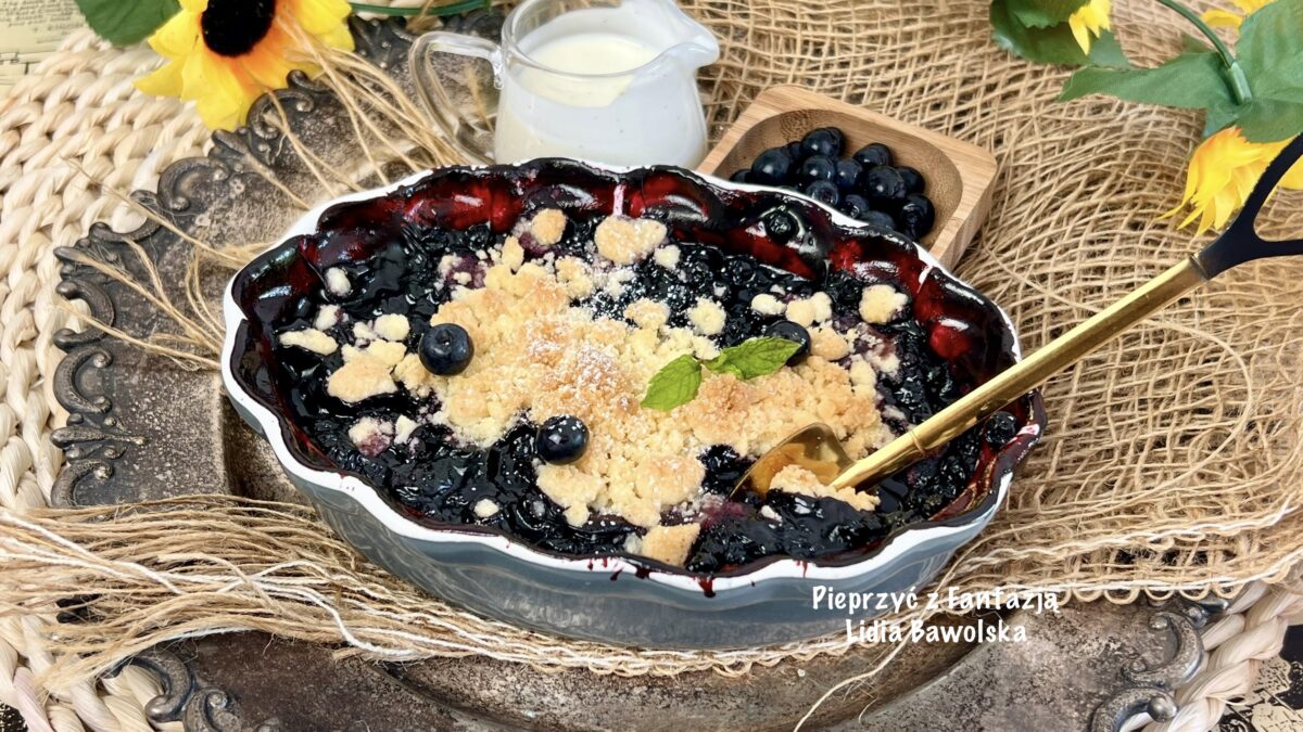 Crumble z jagodami, czyli owoce pod kruszonką (łatwy deser)