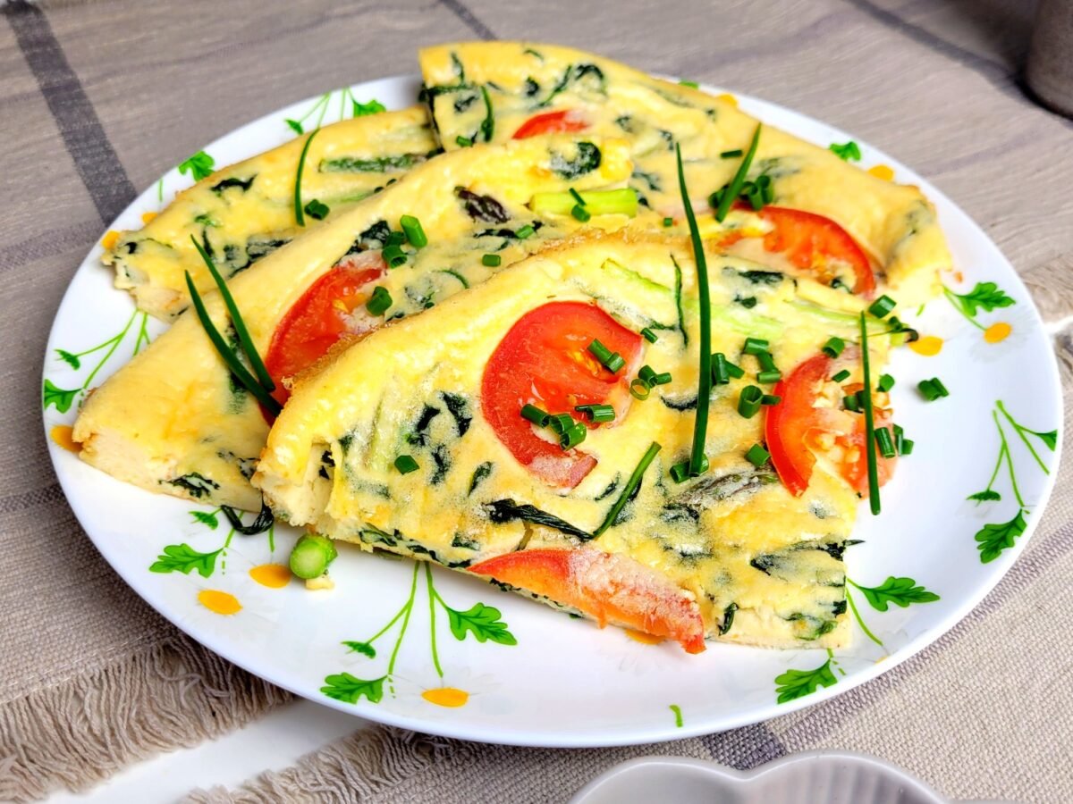 Omlet jak pizza ze szpinakiem, pomidorami i żółtym serem – puszysty i pyszny