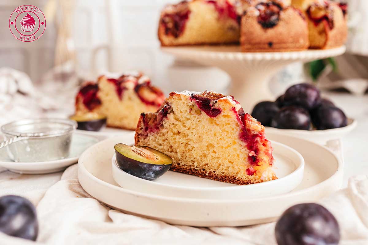 Budyniowe ciasto ze śliwkami