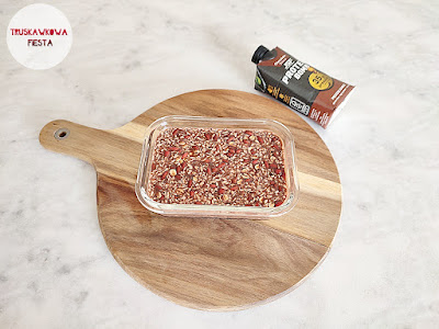 Wysokobiałkowa owsianka na zimno z bakaliami