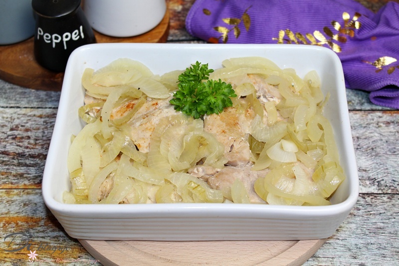 Schab w kawałkach pieczony z cebulą w rękawie