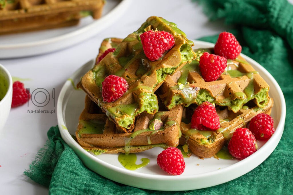 Gofry matcha z zieloną polewą czekoladową