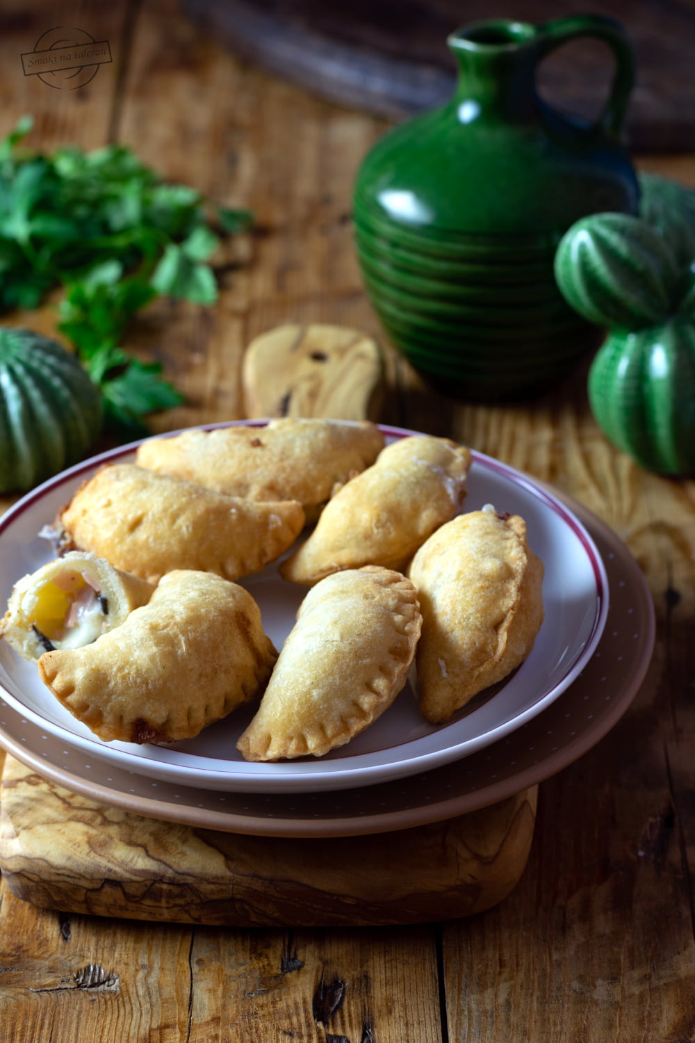 Smażone pierożki z szynką i mozzarellą