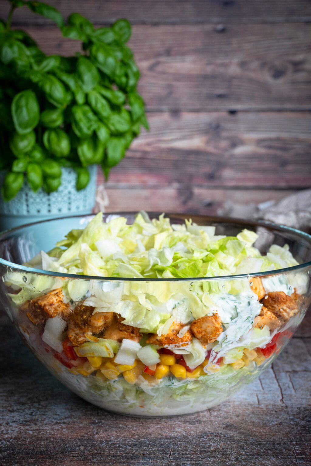 Warstwowa sałatka z kurczakiem i tzatzikami