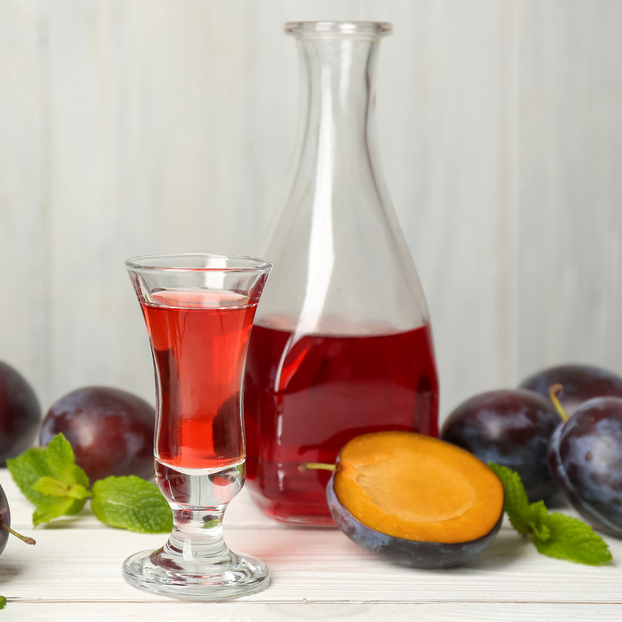 Domowa nalewka ze śliwek – jak zrobić aromatyczną śliwkówkę?