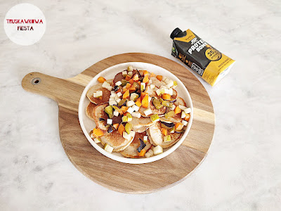 Pełnoziarniste placuszki bananowe z napojem proteinowym i owocami