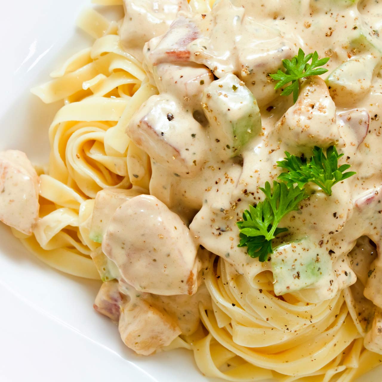 Makaron Alfredo z kurczakiem w sosie śmietanowym