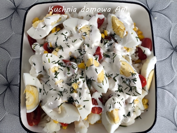 Sałatka warstwowa z kalafiorem i jajkiem