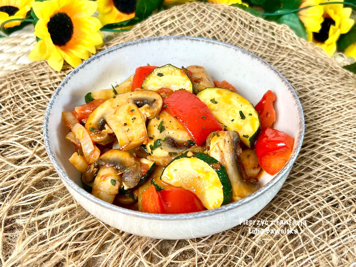 Duszone warzywa w świeżych pomidorach – lekkie leczo bez kiełbasy