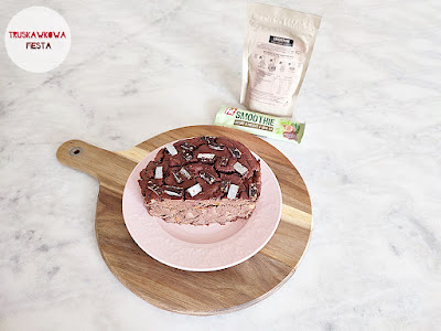 Ciasto fasolowe z sezonowym owocami, smoothie i batonikiem owocowo-orzechowym