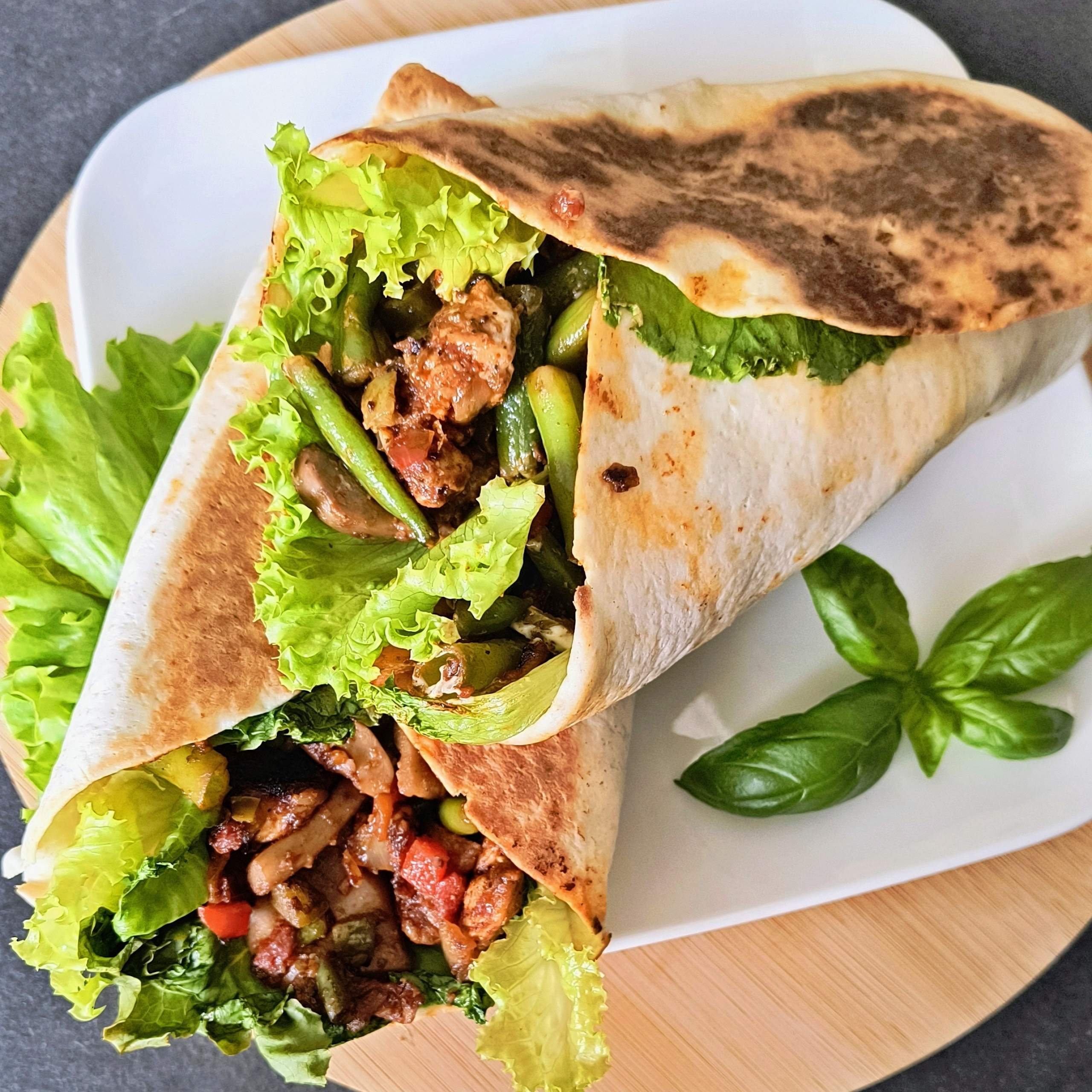 Tortilla z indykiem i warzywami