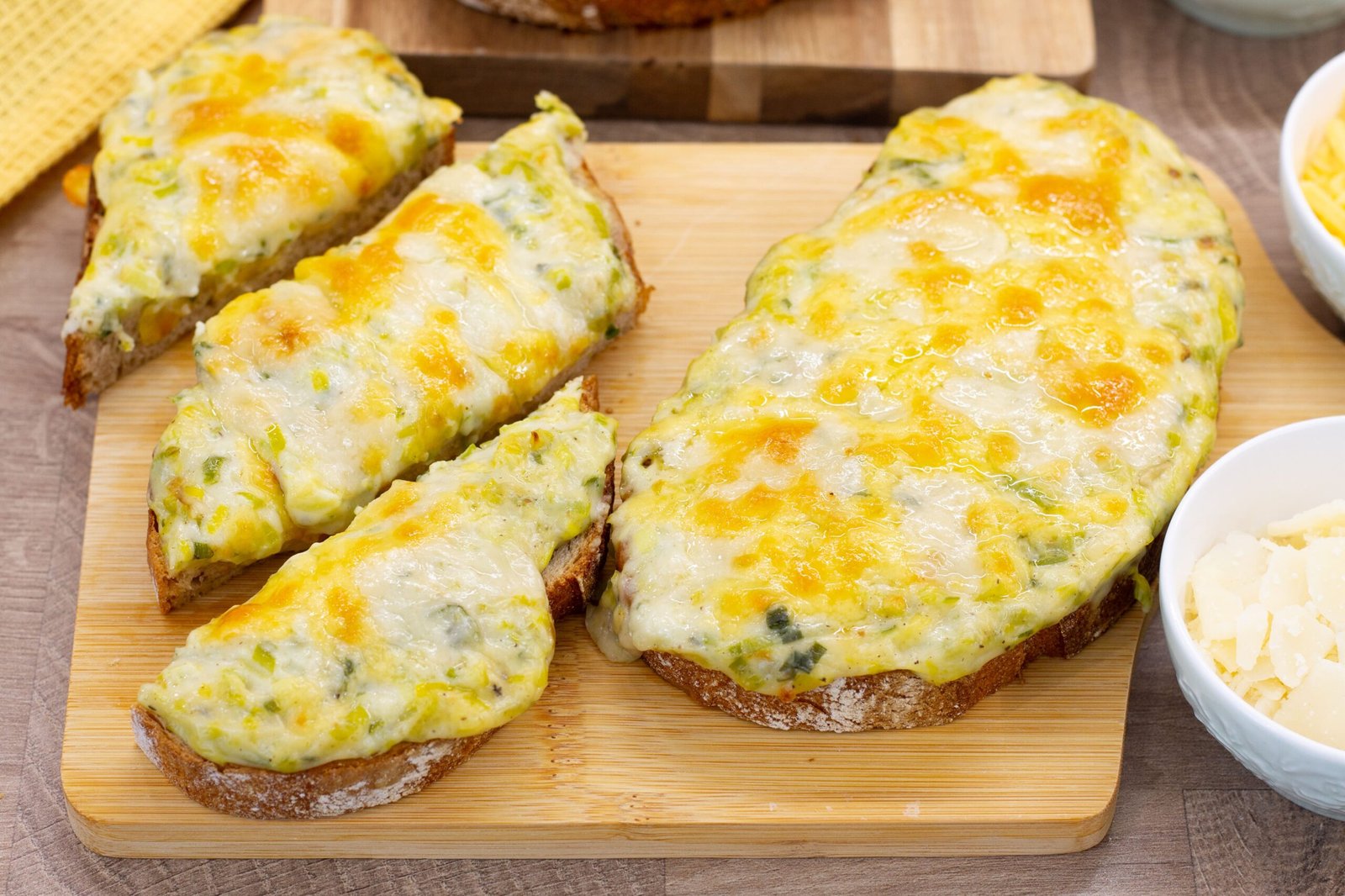 Gorące kanapki z porem i serem