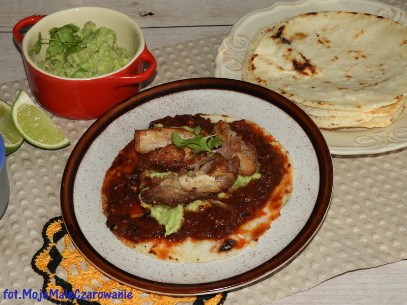 Chicharrón con salsa roja – skwarki wieprzowe z salsą