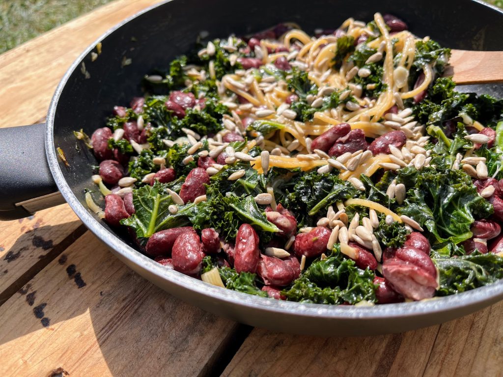 Makaron pełnoziarnisty z jarmużem, fasolą i mozzarellą. Zrobisz to w max 10 minut! :)