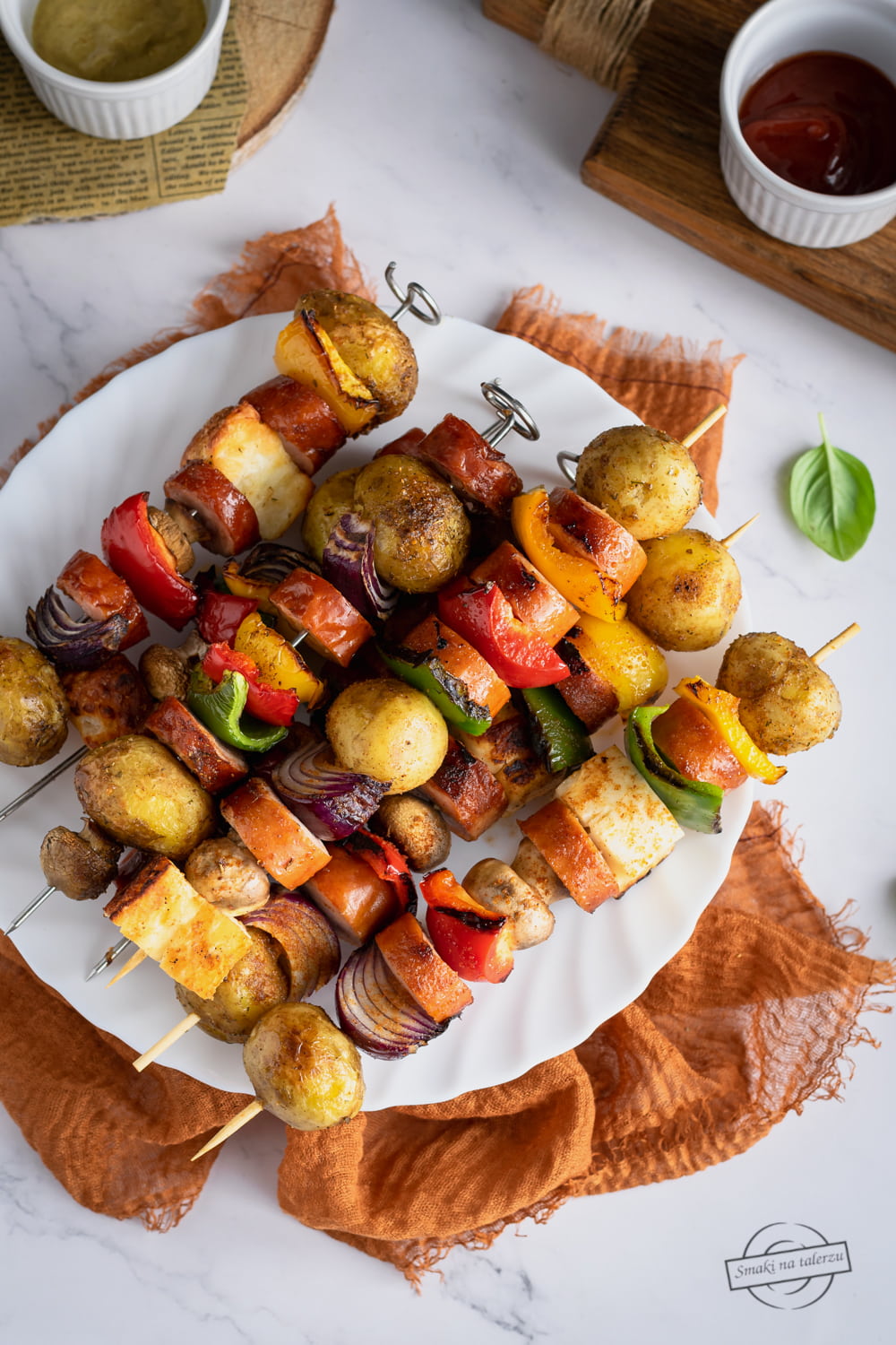 Szaszłyki z ziemniakami, kiełbasą i halloumi