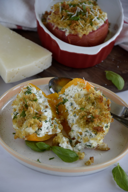 Pieczone faszerowane serkiem wiejskim pomidory