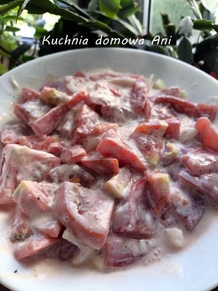 Pomidory z cebulą i śmietaną